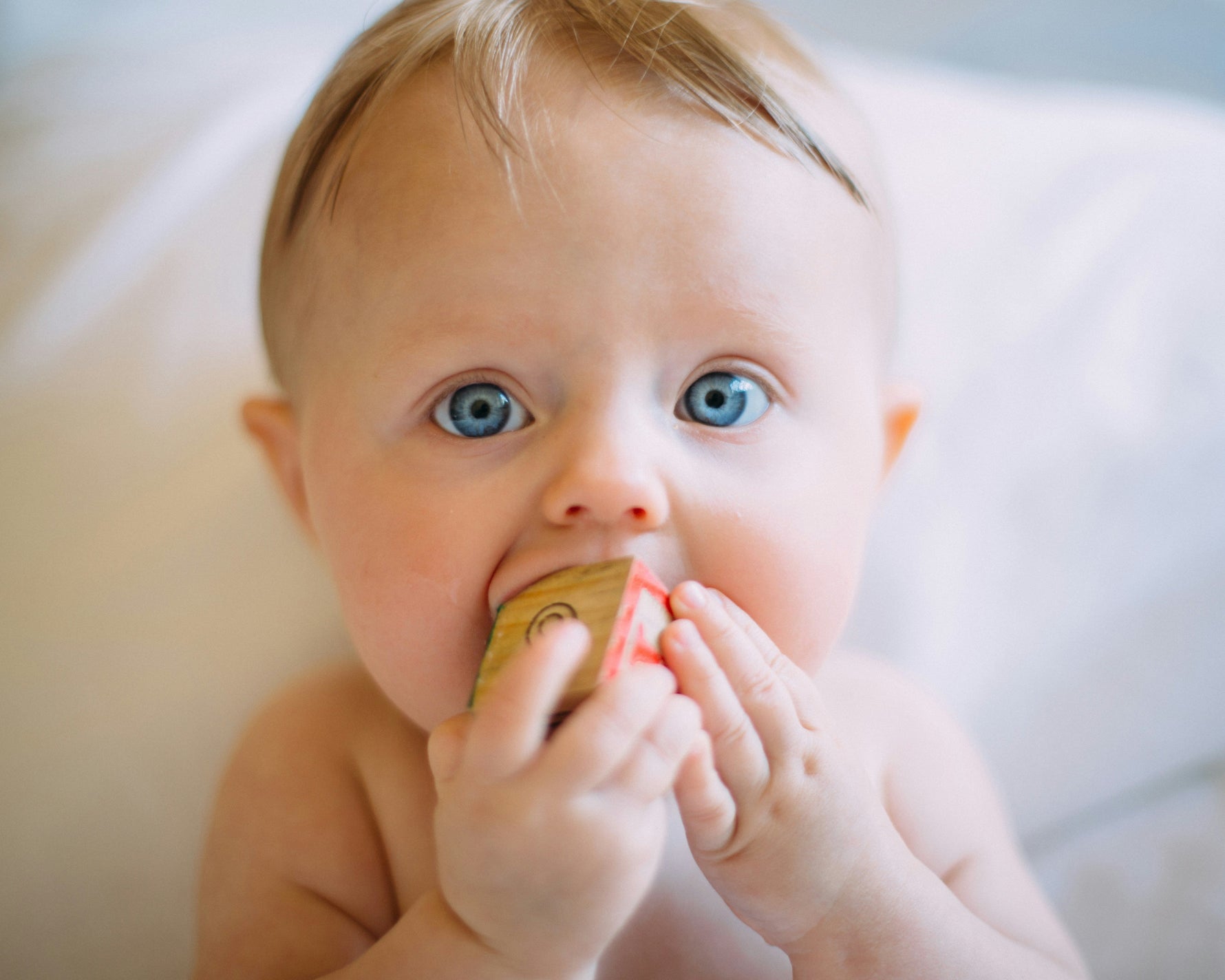 Waarom Steken Baby's alles in hun Mond