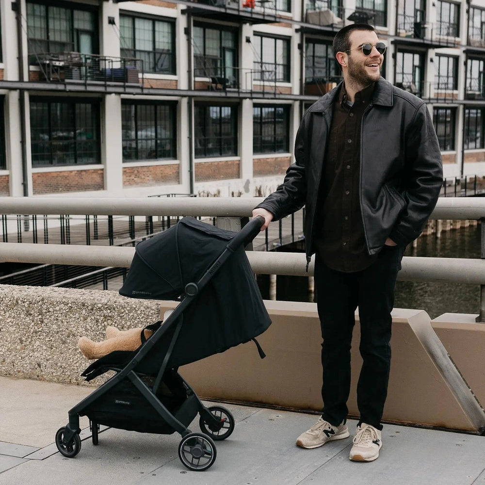 Uppababy Minu V3 Compact Stroller Evelyn Meadow Green Carbon Frame Met Kastanje Bruin Leer