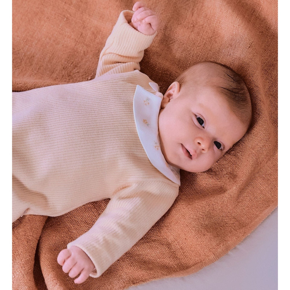 Laranjinha Babygrow Met Geborduurde Kraag - Zalm