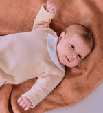 Laranjinha Babygrow Met Geborduurde Kraag - Zalm