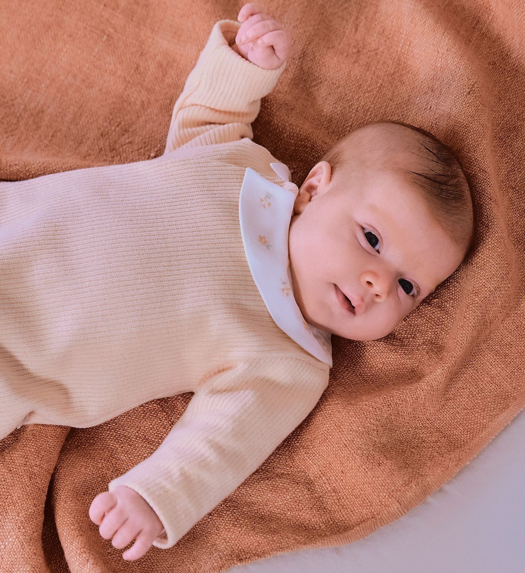 Laranjinha Babygrow Met Geborduurde Kraag - Zalm