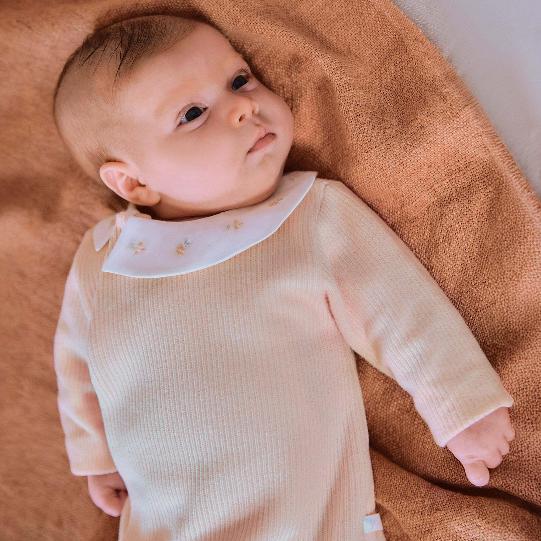 Laranjinha Babygrow Met Geborduurde Kraag - Zalm