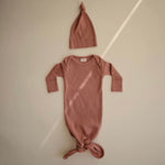 MUSHIE - RIBBED KNOTTED BABY GOWN - CEDAR